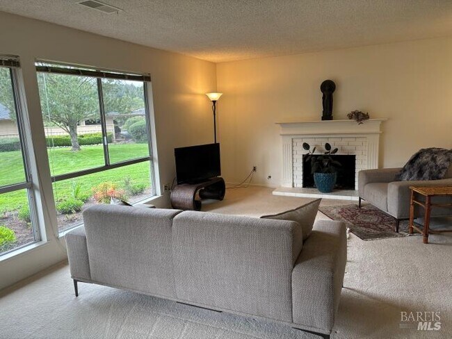 Building Photo - 404 Meadowgreen Dr