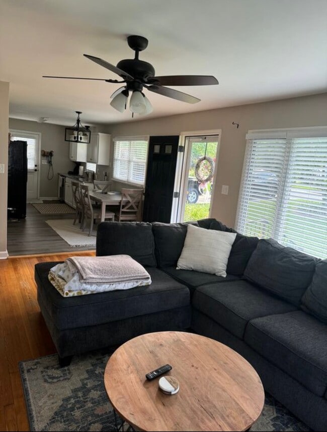 Photo - 405 Crestwood Dr