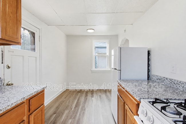 Photo - 1810 Salem St