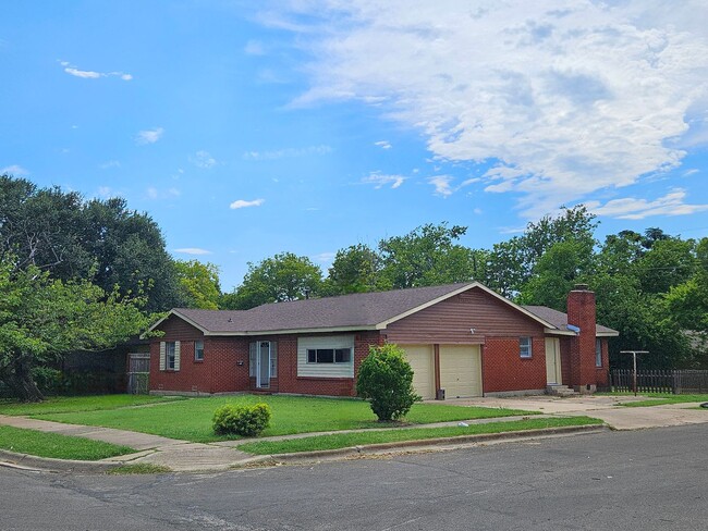 Building Photo - 1011 Cedar Dr Rental