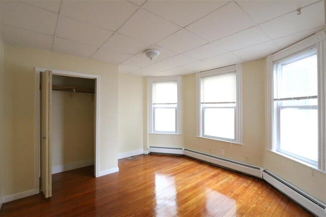 Building Photo - 14 Garrison Ave Unit 4