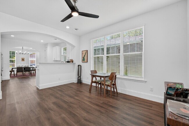 706 W 44th St
