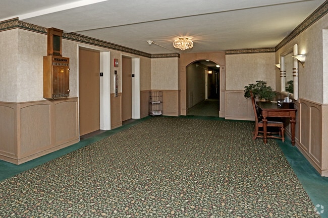 Lobby - Mount Royal Manor