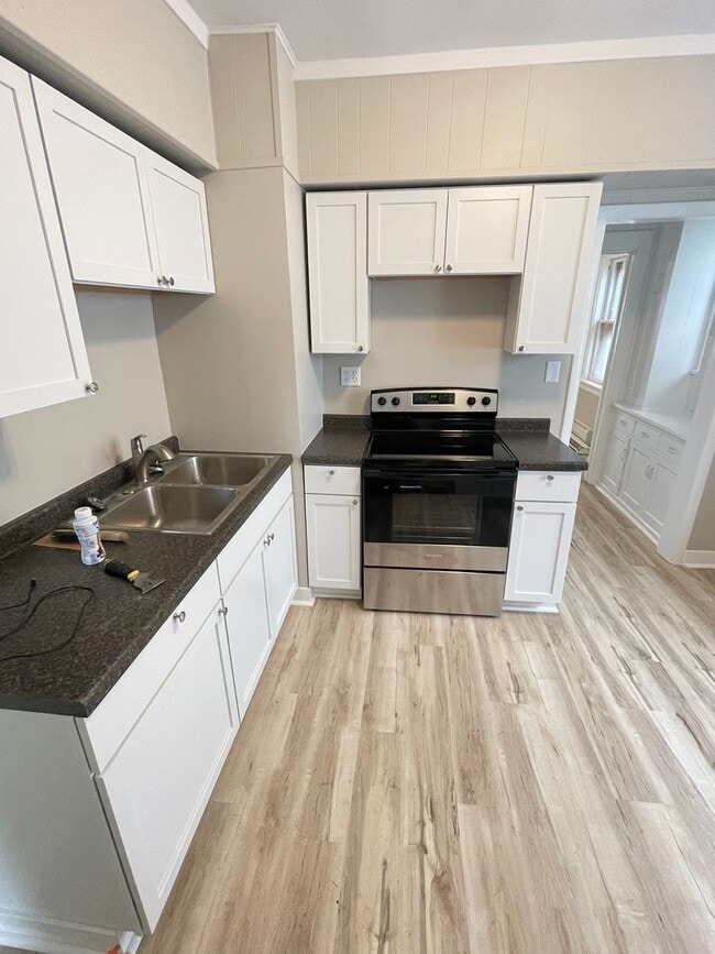 Building Photo - 611 E 6th St Unit 1 (Lower)