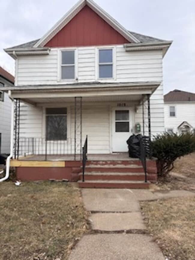 Building Photo - 3 BR house, garage, fenced yard