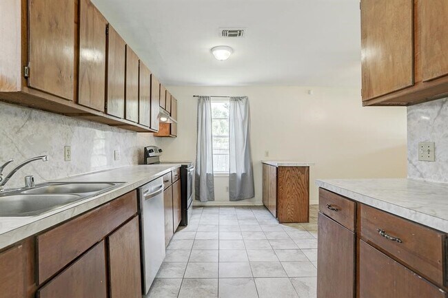 Photo - 910 Trimm Ave