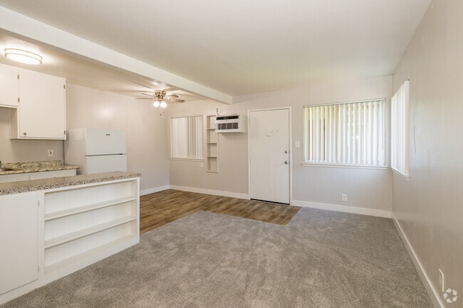 1BR, 1BA - 570SF - Living Room / Dining Room