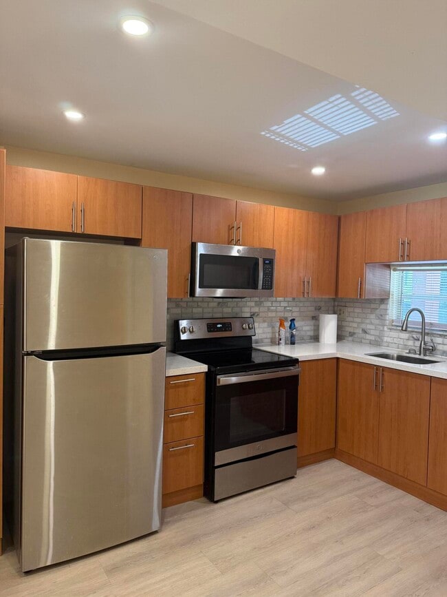 Building Photo - 830 S Hollybrook Dr Unit 204