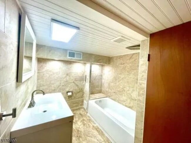 Photo - 487 Walker Ave Unidad Rm 2