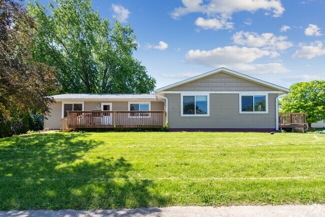 Building Photo - 125 - 127 West Gate - Cedar Falls (Duplex) Rental