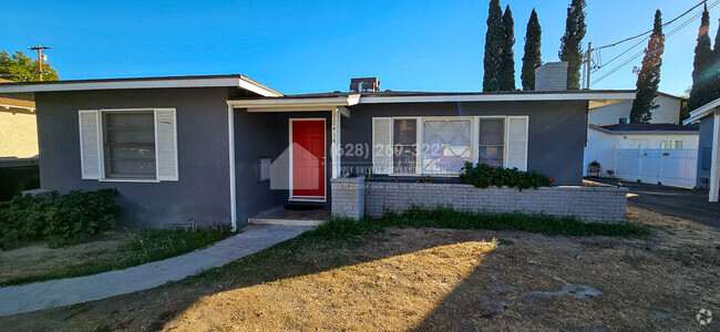 Building Photo - 12414 Oxnard St Rental