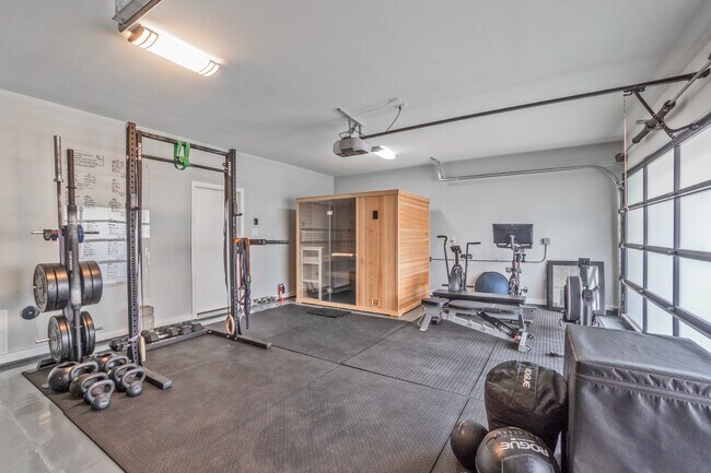 Stylish 2BR/2.5BA Townhome in Prime East Dallas – Attached Garage, Unbeatable Location