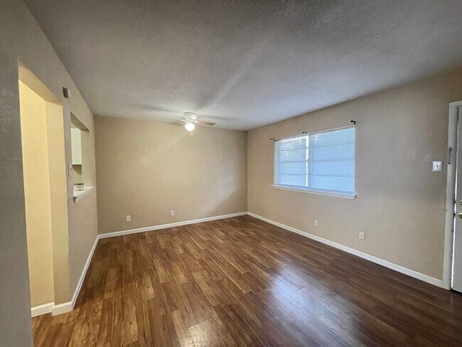 Photo - 327 E Locust St