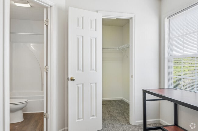 4BR, 4.5BA - 1,721SF - Bathroom & Closet 4