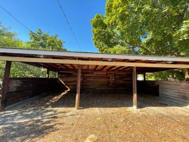 Photo - 3 Bedroom/ 1 Bathroom downtown home!