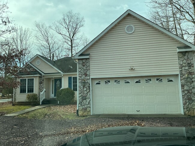 Building Photo - Welcome home!  Sought after Lake of the Woods!