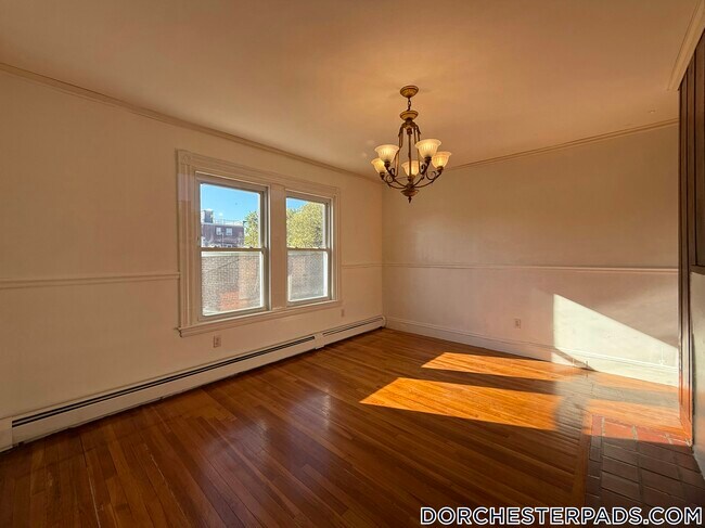 Photo - 547 Talbot Ave