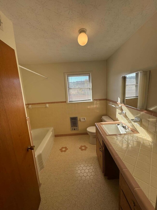 Photo - Beautiful 3 Bedroom and 2 Bath House