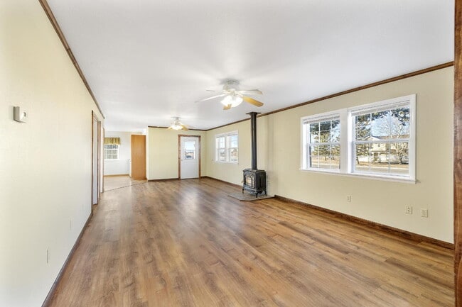 Building Photo - Cozy Living with Bonus Flex Space