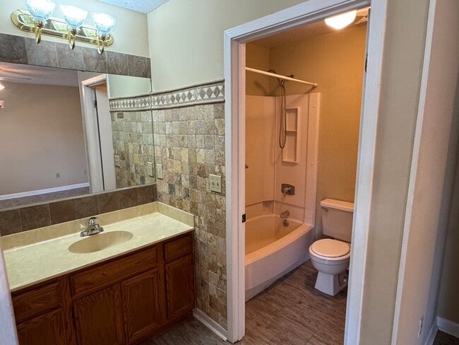 201 Bartonwood Ct