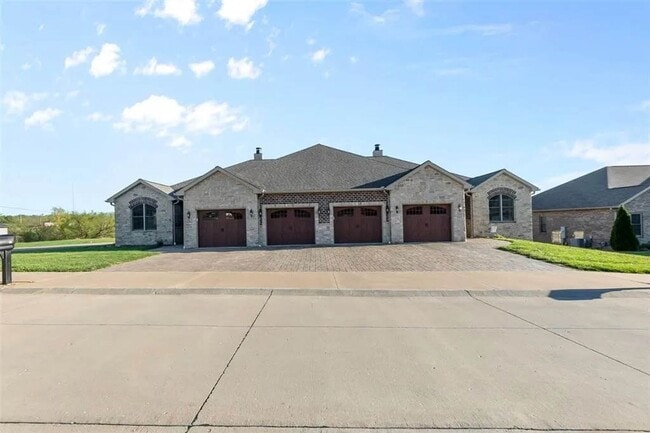 Building Photo - Stunning Custom-Built 4 Bedroom Duplex in East Jackson School District