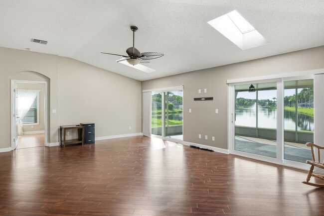 Photo - 349 Fountainview Cir