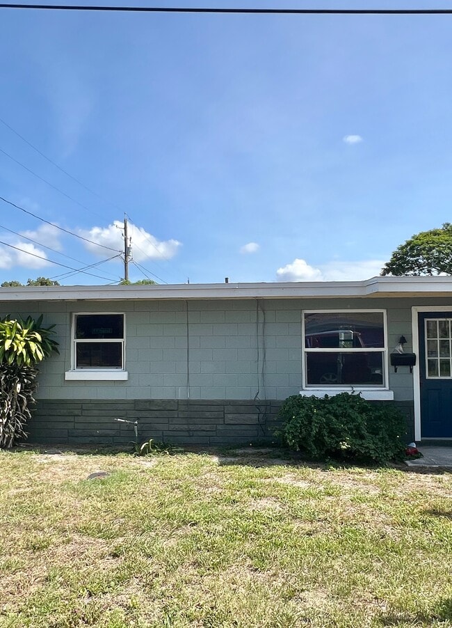 Building Photo - 3400 Sunset Dr W Rental
