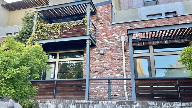 Building Photo - Stylish and modern loft-like 2 bedroom 2.5 bath condo in an urban oasis!