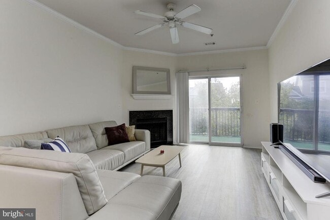 Photo - 5105 Travis Edward Way Unidad E