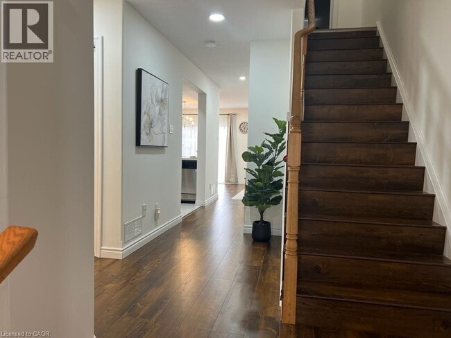 Photo - 522 Banffshire Crescent