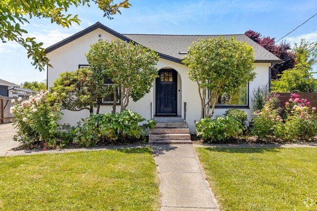 Building Photo - Renovated 2 bdrm 1 bath home w/ air condit...