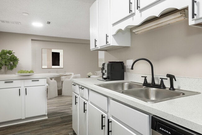 Signal Hill Apartments and Townhomes - Signal Hill Apartments and Townhomes