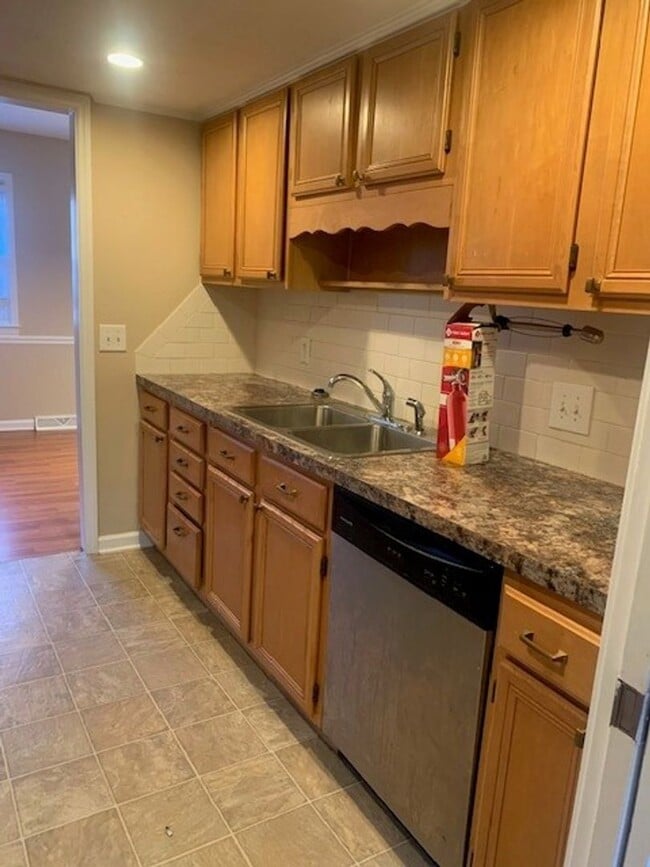 Photo - Large 3 Bedroom 2.5 Bath Townhome in Prime Location