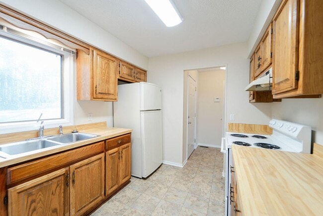 Building Photo - 2 bed, 2 bath new paint and refrigerator