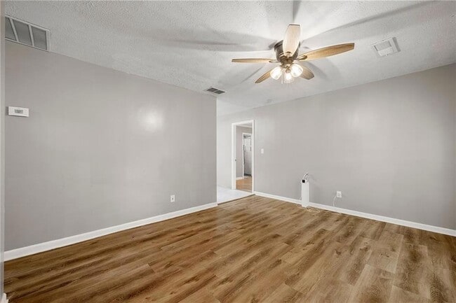 Photo - 128 Alexander Ct