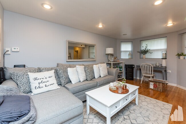 Photo - 1332 W Barry Ave Unidad G