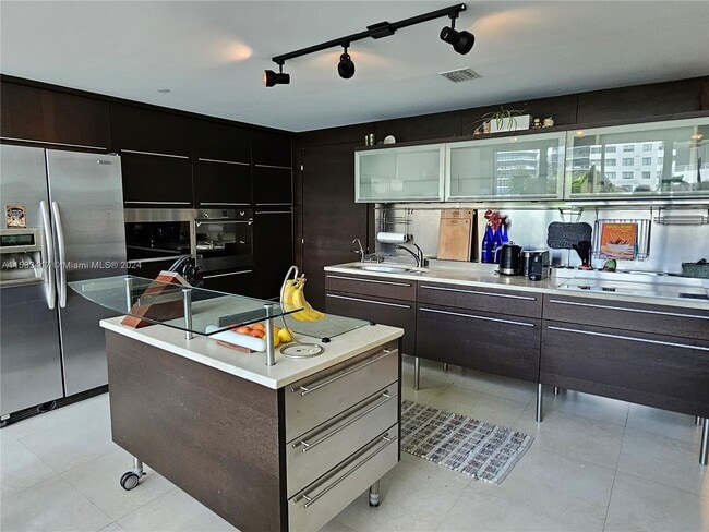 6000 Collins Ave