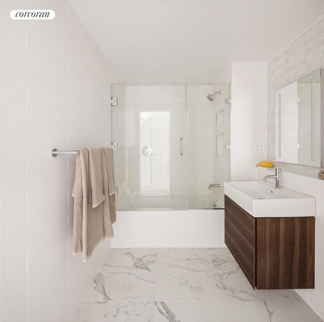 Photo - 1064 Hancock St