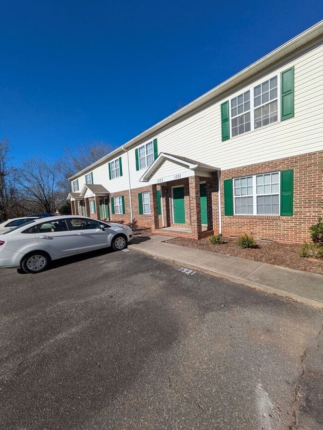 Building Photo - 2BD/1.5BA Townhome At Strawberry Patch Complex in Hickory