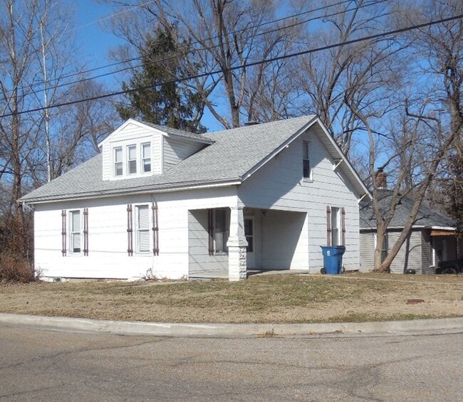Building Photo - 3 Bedroom Home with Dishwasher in Collinsville!