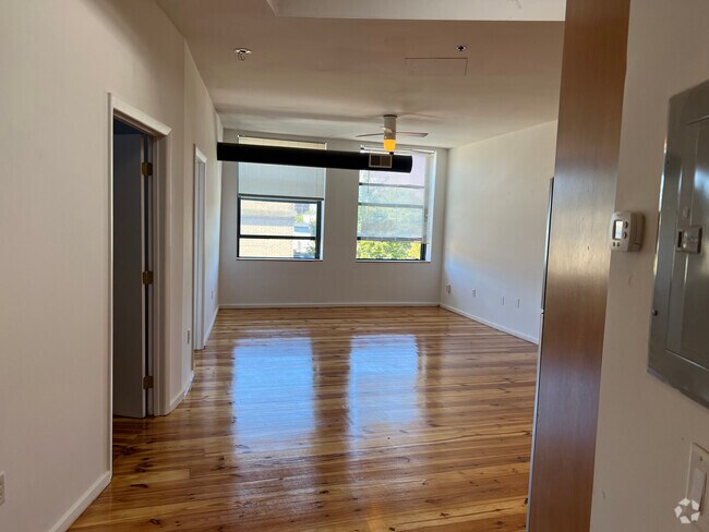 Building Photo - 600 Columbia Rd Unit 1 Rental