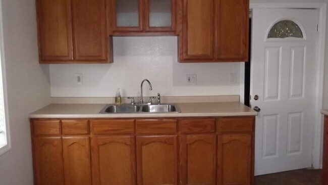 1153 W 37th Pl Unit 1
