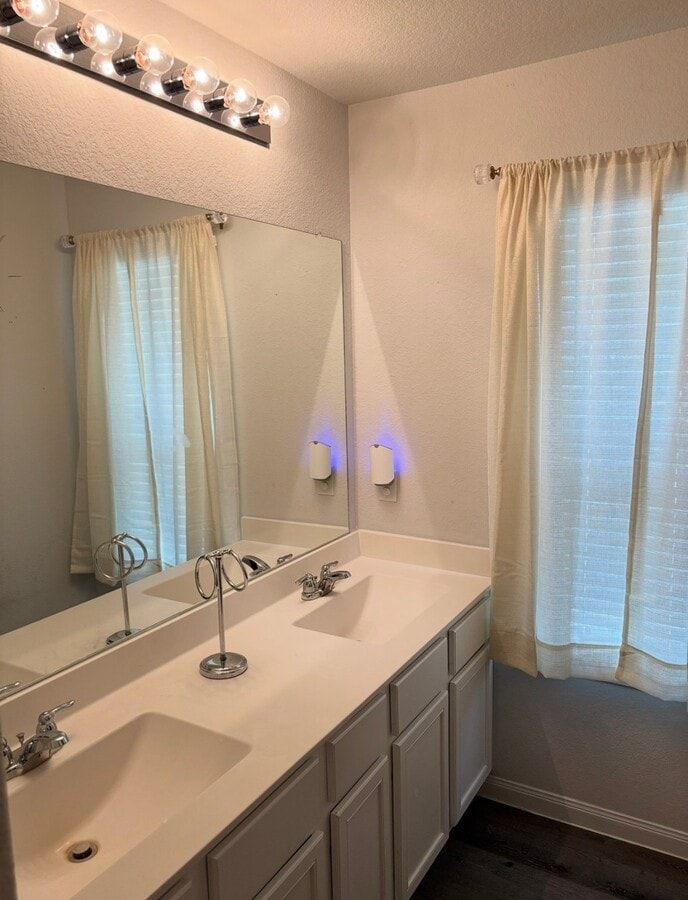 Photo - 17607 Desmond St