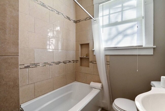 Photo - Large 2BR/1BA Downtown House Steps From Daffin Park