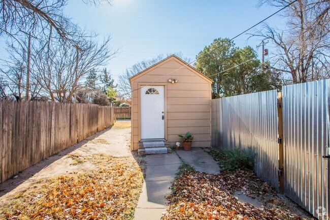 Building Photo - 2507 26th St Unit Rear Rental