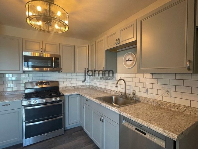 Photo - 635 Yacavona St