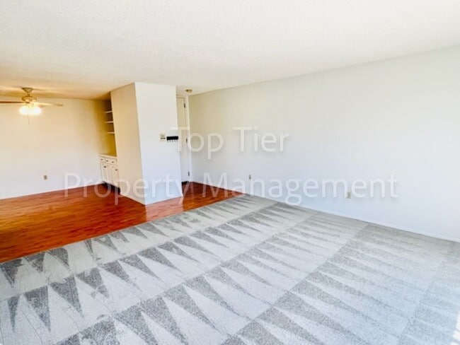 Photo - Very nice 2 Bd/2 Ba, 1180sf end-unit Condominium unit in University Heights available 08/01 for l... Unidad 407