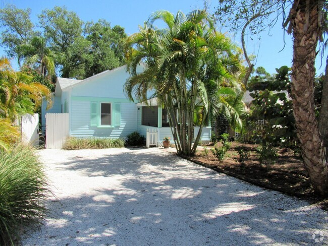 Building Photo - GULFPORT FURN. COTTAGE 2/2 EIGHT MONTH REN... Rental