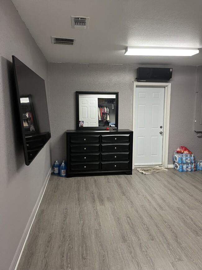 8044 Sandalwood Cir Unidad Room