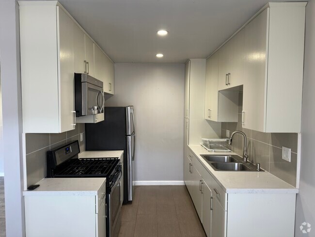 Building Photo - 1547 Saltair S Ave Unit 3 Rental